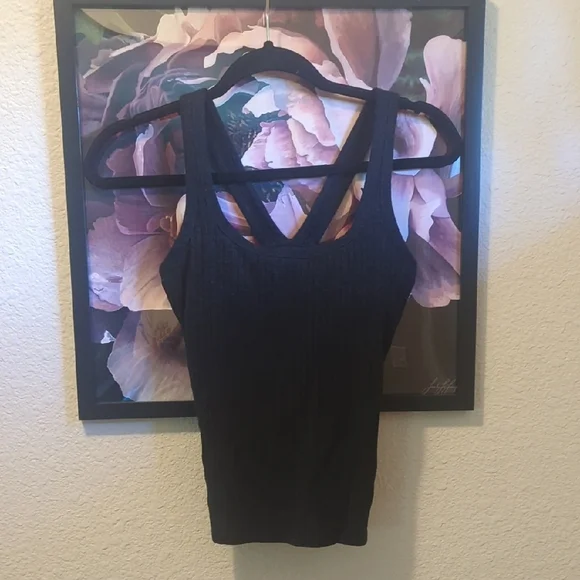 BIG SALE!!! Vuori Black Ribbed Tank Top - Picture 3 of 6
